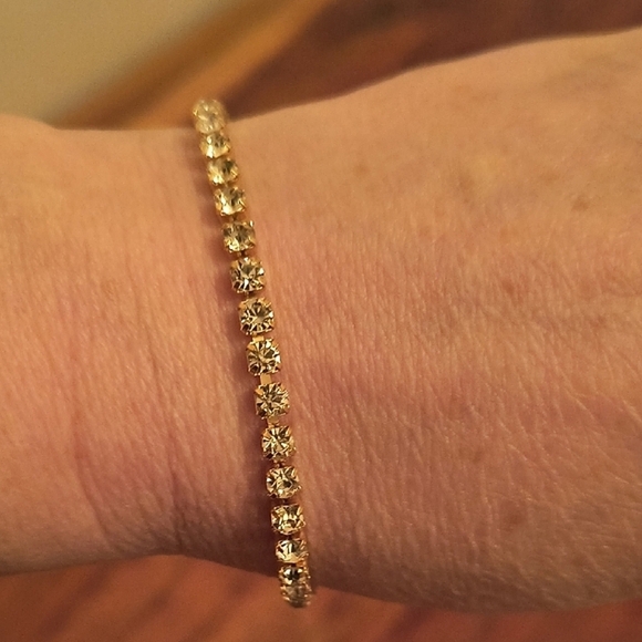 Beautiful Bracelet With Rhinestones And Gold Tone - Picture 1 of 4